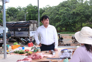 📌CHỦ TỊCH UBND XÃ THĂM TÌNH HÌNH HOẠT ĐỘNG CHỢ PHÚ TRUNG TRONG NGÀY ĐẦU ĐI VÀO HOẠT ĐỘNG