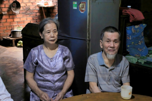 LÃNH ĐẠO XÃ PHÚ TRUNG THĂM, TẶNG QUÀ, MỪNG THỌ CÁC CỤ TRÒN 90 TUỔI VÀ 100 TUỔI TRÊN ĐỊA BÀN XÃ NHÂN 85 NĂM NGÀY TRUYỀN THỐNG NGƯỜI CAO TUỔI 06/6