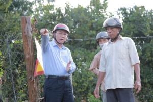 ĐỒNG CHÍ PHẠM KIM TRỌNG - BÍ THƯ ĐẢNG ỦY XÃ PHÚ TRUNG KHẢO SÁT ĐỊA BÀN THÔN BÙ TỐ VÀ THÔN ĐỒNG TÂM, KIỂM TRA TIẾN ĐỘ THI CÔNG, CÔNG TRÌNH PHÒNG CHỐNG THIÊN TAI VÀ SẢN XUẤT CỦA HỘ NÔNG DÂN