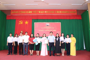 LỄ KẾT NẠP ĐẢNG VIÊN VÀ TRAO QUYẾT ĐỊNH CÔNG NHẬN ĐẢNG VIÊN CHÍNH THỨC