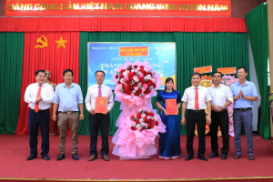 XÃ PHÚ TRUNG CÔNG BỐ QUYẾT ĐỊNH THÀNH LẬP TRƯỜNG TIỂU HỌC VÀ TRUNG HỌC CƠ SỞ TRẦN PHÚ TRÊN CƠ SỞ SÁP NHẬP 02 TRƯỜNG HỌC