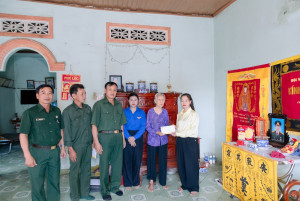 MTTQ VIỆT NAM XÃ PHÚ TRUNG TRAO 43 PHẦN QUÀ TRI ÂN HỘI VIÊN HỘI CỰU CHIẾN BINH CÓ HOÀN CẢNH KHÓ KHĂN TRONG THÁNG TRI ÂN NĂM 2026