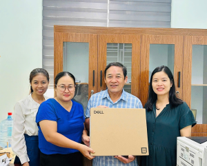 VĂN PHÒNG HĐND VÀ UBND XÃ PHÚ TRUNG BÀN GIAO MÁY TÍNH XÁCH TAY PHỤC VỤ CÁC CUỘC HỌP KHÔNG GIẤY