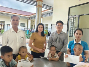 LÃNH ĐẠO XÃ THĂM HỎI, TẶNG QUÀ BÀ CON MÁI ẤM BÀ RÁ TẠI NƠI Ở MỚI