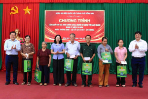 ĐOÀN ĐẠI BIỂU QUỐC HỘI THÀNH PHỐ ĐỒNG NAI ĐẾN TẶNG QUÀ CHO GIA ĐÌNH CHÍNH SÁCH, NGƯỜI CÓ CÔNG VỚI CÁCH MẠNG TRÊN ĐỊA BÀN XÃ PHÚ TRUNG