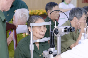 KHÁM TẦM SOÁT CÁC BỆNH LÝ VỀ MẮT MIỄN PHÍ – THIẾT THỰC TRI ÂN NGƯỜI CÓ CÔNG VỚI CÁCH MẠNG