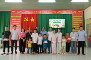 🌸THÔN PHÚ AN TRAO QUÀ CHO HỌC SINH CÓ HOÀN CẢNH KHÓ KHĂN TRƯỚC THỀM NĂM HỌC MỚI