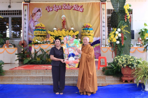 LÃNH ĐẠO XÃ PHÚ TRUNG THĂM, TẶNG QUÀ CHÚC MỪNG TỊNH XÁ NGỌC DUYÊN NHÂN ĐẠI LỄ VU LAN BÁO HIẾU 2026