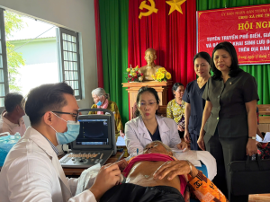 PHÓ CHỦ TỊCH UBND XÃ PHÚ TRUNG GIÁM SÁT CÔNG TÁC KHÁM SỨC KHỎE ĐỊNH KỲ TẠI THÔN ĐỒNG TIẾN