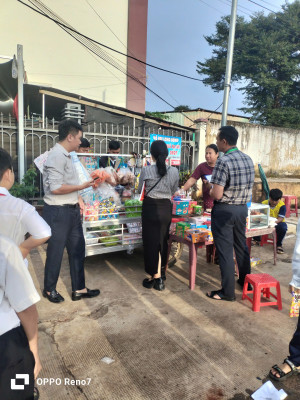 XÃ PHÚ TRUNG TĂNG CƯỜNG KIỂM TRA AN TOÀN THỰC PHẨM TẠI KHU VỰC CỔNG TRƯỜNG HỌC