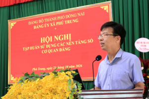 ĐẢNG UỶ XÃ PHÚ TRUNG TỔ CHỨC HỘI NGHỊ TẬP HUẤN, HƯỚNG DẪN SỬ DỤNG HỆ THỐNG HỌP KHÔNG GIẤY, THỦ TỤC HÀNH CHÍNH CỦA ĐẢNG, ỨNG DỤNG SỔ TAY ĐẢNG VIÊN ĐIỆN TỬ