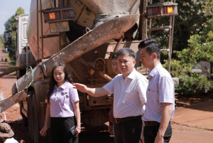 Đồng chí Bí thư Đảng ủy Phạm Kim Trọng đi thăm nắm tình...
