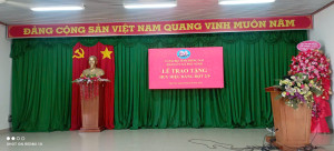 Trao tặng Huy hiệu 45 năm tuổi Đảng cho đồng chí Đào Quốc Bảo.