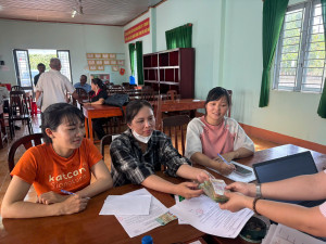 PHÒNG GIAO DỊCH NHCSXH ĐỊNH QUÁN GIẢI NGÂN MÓN VAY STEM TẠI XÃ PHÚ VINH