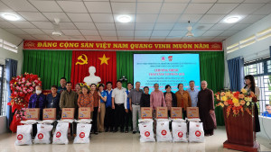 Hội Từ thiện Đồng Nai trao 150 phần quà cho hộ nghèo và gia đình chính sách tại xã Phú Vinh