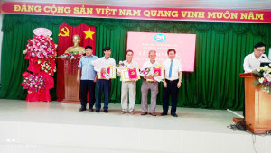 ĐẢNG ỦY XÃ PHÚ VINH TỔ CHỨC TRAO TẶNG HUY HIỆU 55 NĂM, 45 NĂM VÀ 30 NĂM TUỔI ĐẢNG CHO ĐẢNG VIÊN.