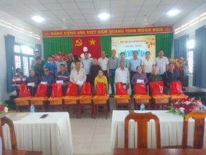 Trao tặng quà cho gia đình chính sách, hộ nghèo, cận nghèo và hộ khó khăn