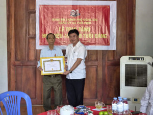 ĐẢNG ỦY XÃ PHÚ VINH TỔ CHỨC TRAO TẶNG HUY HIỆU 45 NĂM TUỔI ĐẢNG CHO ĐẢNG VIÊN