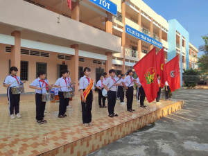 Thiếu nhi xã Phú Vinh tổ chức Chào cờ theo nghi thức Đội nhân kỷ niệm 85 năm ngày thành lập.