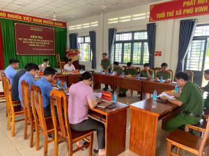 ĐẢNG ỦY XÃ PHÚ VINH KIỂM TRA VIỆC THỰC HIỆN NGHỊ QUYẾT, CHỈ THỊ CỦA ĐẢNG TẠI CHI BỘ CÔNG AN XÃ