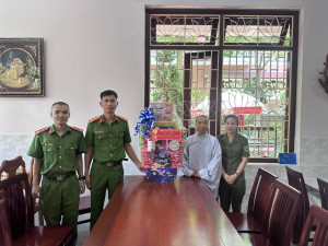 Công An Xã Phú Vinh Tổ Chức Thăm Hỏi, Tặng Quà Các Cơ Sở Tự Viện Phật Giáo  Nhân Dịp Đại Lễ Phật Đản 2026