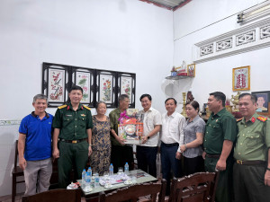UBND XÃ PHÚ VINH TỔ CHỨC THĂM, TẶNG QUÀ GIA ĐÌNH CHÍNH SÁCH, NGƯỜI CÓ CÔNG NHÂN KỶ NIỆM 79 NĂM NGÀY THƯƠNG BINH - LIỆT SĨ