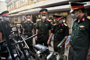 Bộ đội dùng xe đạp thồ đưa thực phẩm vào ngõ hẻm TP.HCM