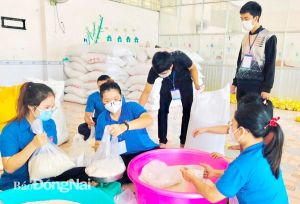 Áo xanh tình nguyện trong 'cuộc chiến' chống Covid-19