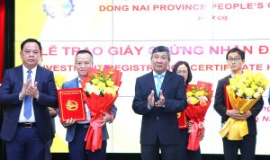Đồng Nai vừa tổ chức trao giấy chứng nhận đăng ký đầu tư vào các khu công nghiệp (KCN) trên địa bàn tỉnh cho các doanh nghiệp (DN) trong nước và nước ngoà