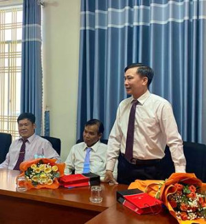 Lãnh đạo Sở Dân tộc và Tôn giáo tỉnh Đồng Nai trao Quyết định nghỉ chế độ cho công chức theo Nghị định số 178/2024/NĐ-CP ngày 04/01/2024 của Chính phủ