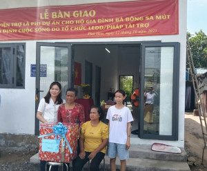 Bàn giao khoản viện trợ phi chính phủ nước ngoài cho hộ gia đình còn khó khăn về nhà ở trên địa bàn xã Phú Hòa