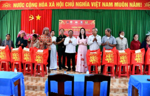 Ấm áp nghĩa tình từ chương trình trao quà tết cho đồng bào...