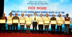 Thực hiện chính sách đối với người có uy tín trong vùng đồng...