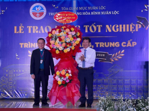 Trường Cao đẳng Hòa Bình Xuân Lộc tổ chức lễ trao bằng tốt...