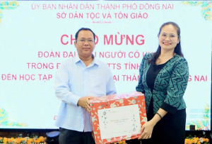 Đoàn đại biểu người có uy tín trong đồng bào dân tộc thiểu...