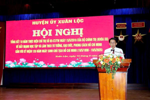 Chairman of Xuan Loc District People's Committee visited and presented gifts to Vietnamese Heroic Mothers