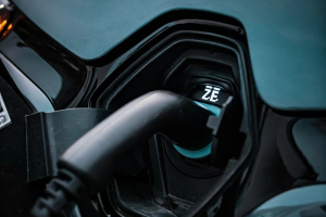 Shell hứa hẹn sạc EV trong 10 phút với dung dịch pin thần kỳ