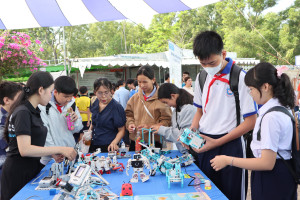 Gần 500 học sinh tham gia tập huấn Robotics và Ngày hội STEM...