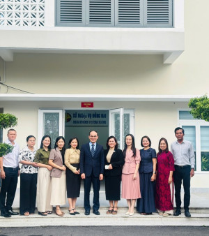 Đồng chí Trần Văn Thùy – Phó Chủ nhiệm Ủy ban Biên giới Quốc gia chụp hình lưu niệm cùng cán bộ công chức Sở Ngoại vụ tỉnh Đồng Nai