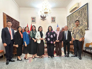 Bà Huỳnh Thị Bé Năm - Giám đốc Sở Ngoại vụ đến chúc Tết Tổng lãnh sự quán Indonesia tại thành phố Hồ Chí Minh