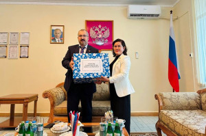 Bà Huỳnh Thị Bé Năm - Giám đốc Sở Ngoại vụ đến chúc Tết Tổng  lãnh sự quán Liên bang Nga tại thành phố Hồ Chí Minh