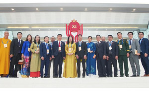 Thứ trưởng Bộ Ngoại giao Lê Thị Thu Hằng (thứ 8, trái qua) chụp ảnh với doàn đại biểu kiều bào tiêu biểu tham dự Đại hội Thị đua yêu nước toàn quốc lần thứ XI. (Nguồn: Uỷ ban Nhà nước về người Việt Nam ở nước ngoài)