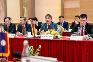 Đồng chí Nguyễn Minh Vũ, Thứ trưởng Thường trực Bộ Ngoại giao, Trưởng đoàn Đại biểu phía Việt Nam phát biểu tại Cuộc họp. (Ảnh: Uỷ ban Biên giới quốc gia)