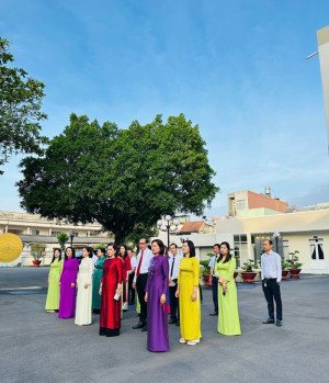 Cán bộ, công chức, người lao động Sở Ngoại vụ chào cờ đầu tuần