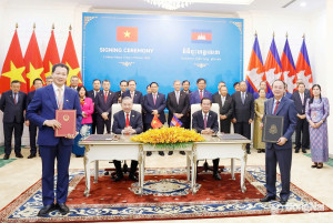 Trao đổi văn kiện hợp tác giữa Ông Vũ Hồng Văn, Ủy viên Trung ương Đảng, Bí thư Tỉnh ủy, Trưởng đoàn Đại biểu Quốc hội tỉnh Đồng Nai và Ngài Va Than, Chủ tịch Đảng Nhân dân Campuchia tỉnh Kratie, Tỉnh trưởng tỉnh Kratie, Vương quốc Campuchia.