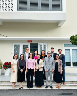 Đồng chí Thứ trưởng Nguyễn Minh Hằng chụp hình lưu niệm với CBCC lãnh đạo quản lý Sở Ngoại vụ