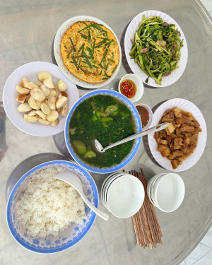 Bữa cơm ấm áp yêu thương