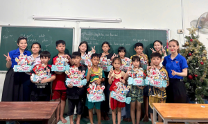 CHƯƠNG TRÌNH “TẶNG QUÀ CHO CÁC BÉ THIẾU NHI” CỦA CHI ĐOÀN SỞ NGOẠI VỤ