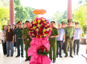 SỞ NGOẠI VỤ CÙNG KHỐI THI ĐUA SỐ 4 VỀ NGUỒN TẠI KHU DI TÍCH...