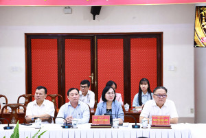 Các đồng chí lãnh đạo dự Hội nghị trực tuyến  tại điểm cầu Trụ sở Khối nhà nước thành phố Đồng Nai
